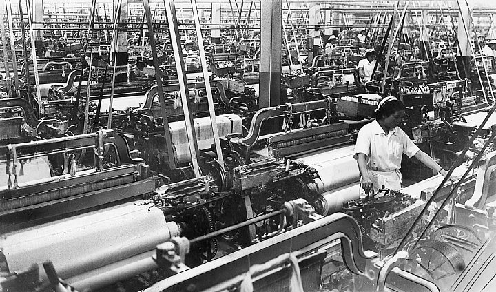 Image of operators overseeing a pool of spinning machines at Toyot